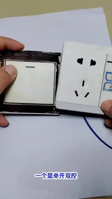 一個是單開雙控開關，一個是單開加五孔插座，怎么接一燈雙控？#電工知識 #電工 #一燈雙控 #一開加五孔插座接線方法